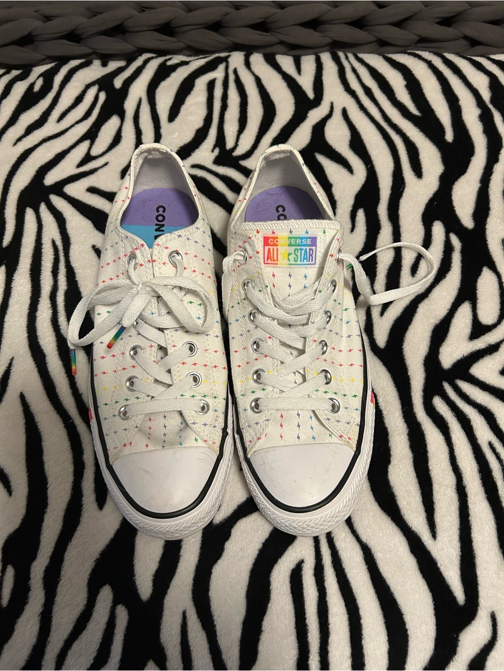 Converse W10/M8 white with rainbow lightning bolt print low tops - Picture 2 of 4
